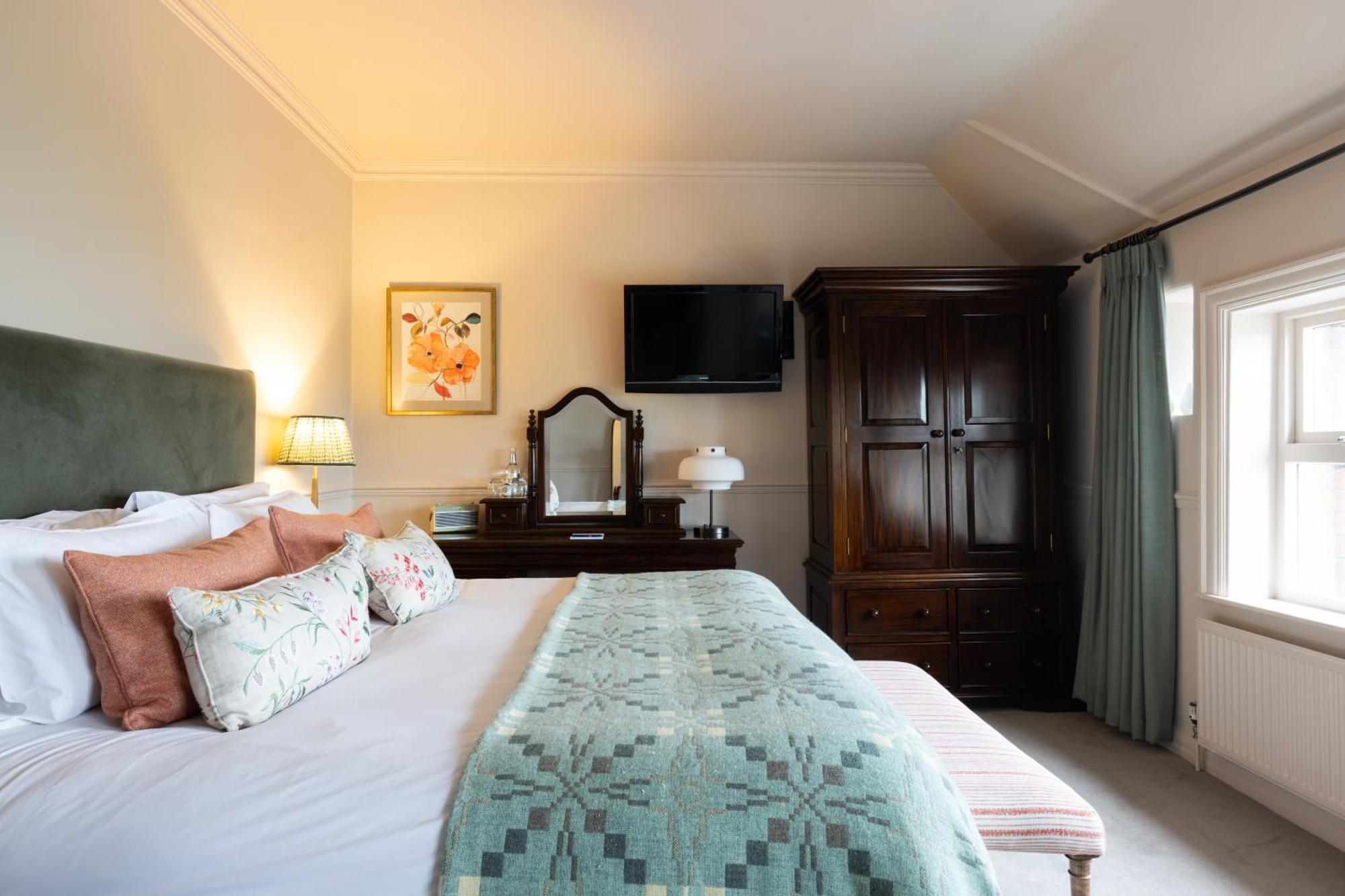 Victoria Hotel 4*